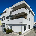 Apartment Dora *
