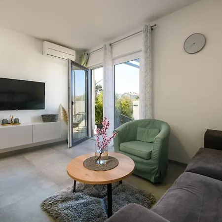 Apartment Dora *